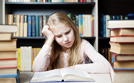 كيف نساعد أبناءنا في الإنتهاء من الواجبات المدرسية دون عناء وتعب زائد ؟